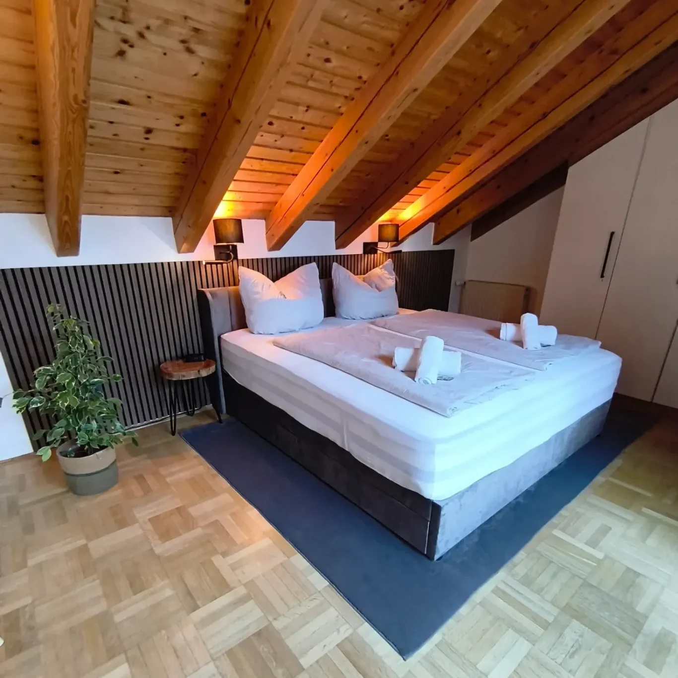 Ferienwohnung Burgzauber Burghausen Schlafzimmer Ferienwohnung Burgzauber Burghausen Schlafzimmer mit Boxspringbett