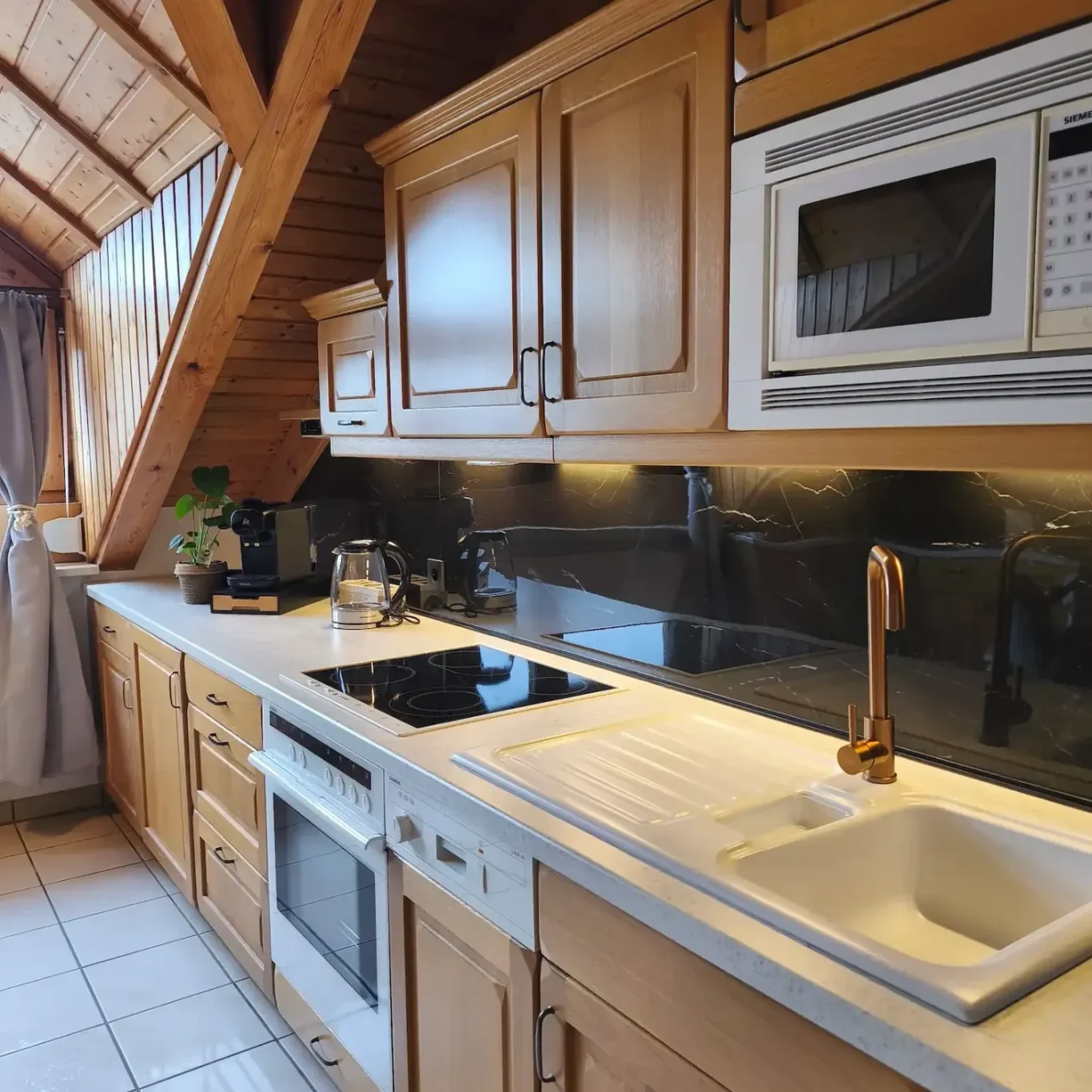 Ferienwohnung Burgzauber Burghausen in Burghausen Küche Ferienwohnung Burgzauber Burghausen in Burghausen Unterkunft mit großzügiger und voll ausgestatteter Küche